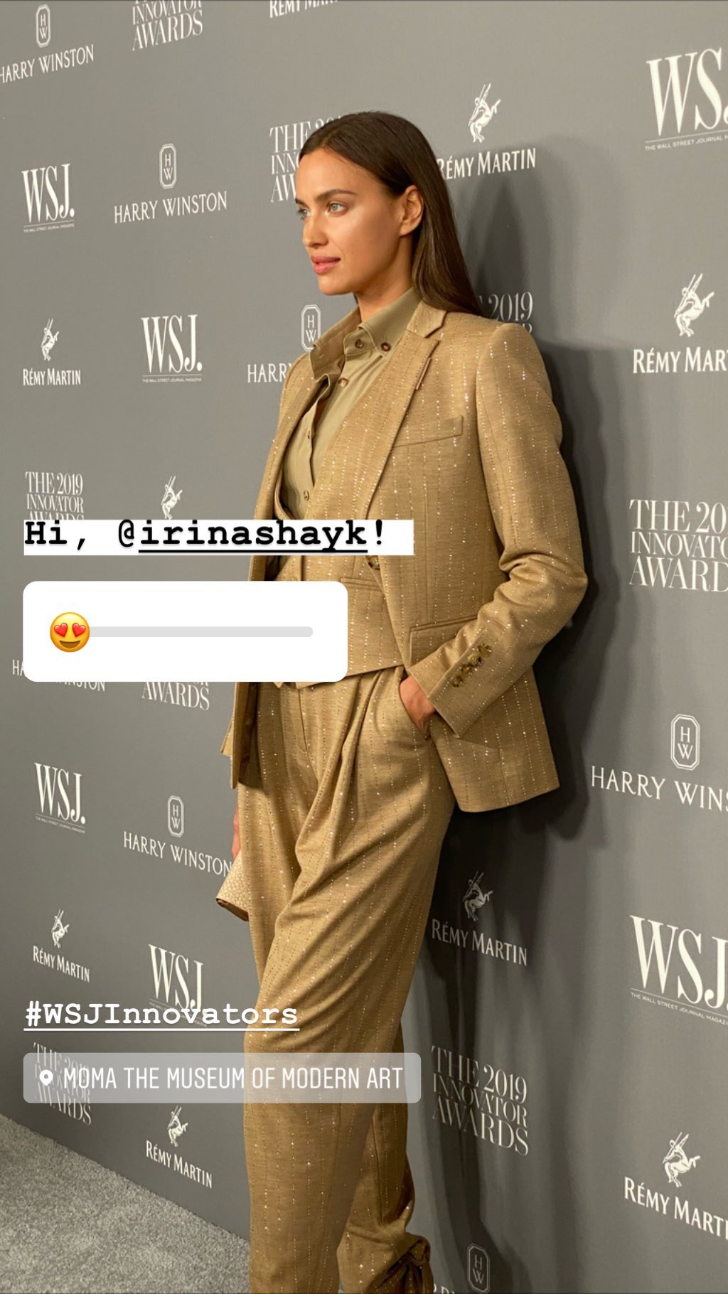 Икона стиля: Ирина Шейк демонстрирует идеальную фигуру в бежевом total look от Burberry