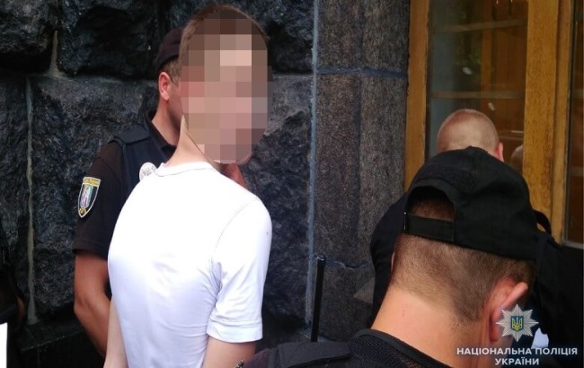 В урядовому кварталі Києва затримали чоловіка зі зброєю