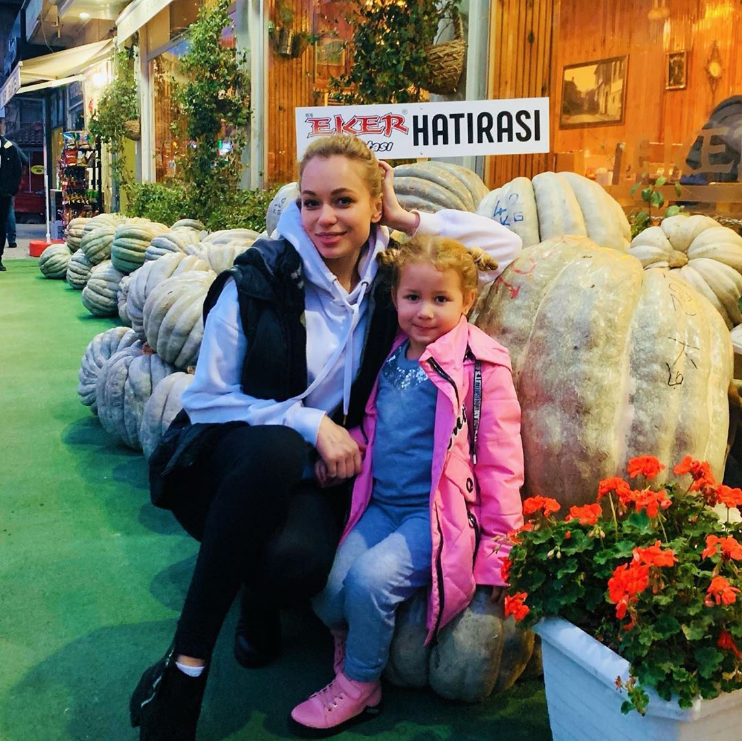 "Девчули-красотули": Яна Соломко с дочкой устроили веселый шопинг в Стамбуле