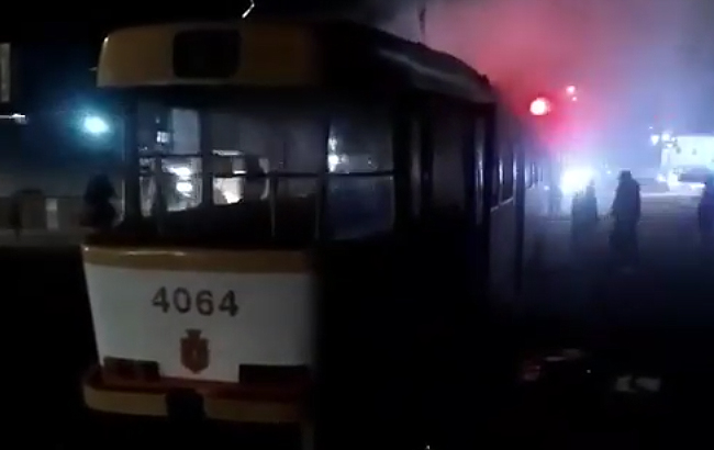 В Одессе около детского центра загорелся трамвай, есть пострадавшие
