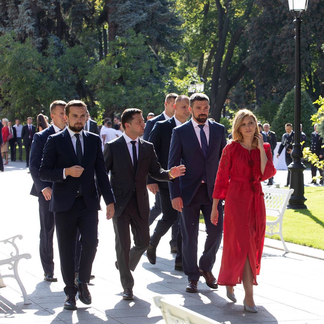 Сама елегантність: Олена Зеленська захопила total red образом у сукні-вишиванці