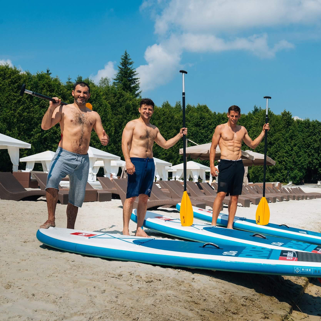 Зеленский без футболки: как и почему менялась фигура президента (фото, видео)