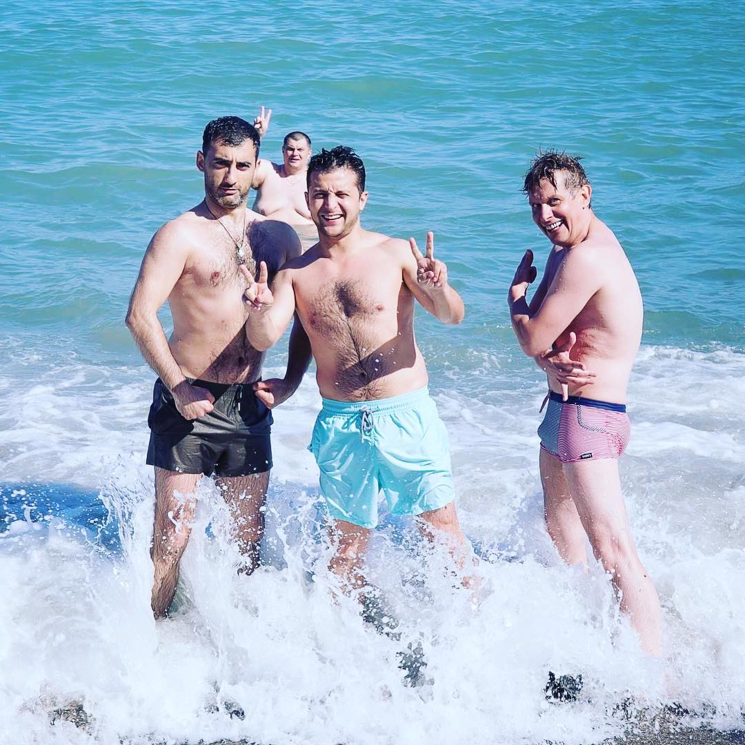 Зеленский без футболки: как и почему менялась фигура президента (фото, видео)