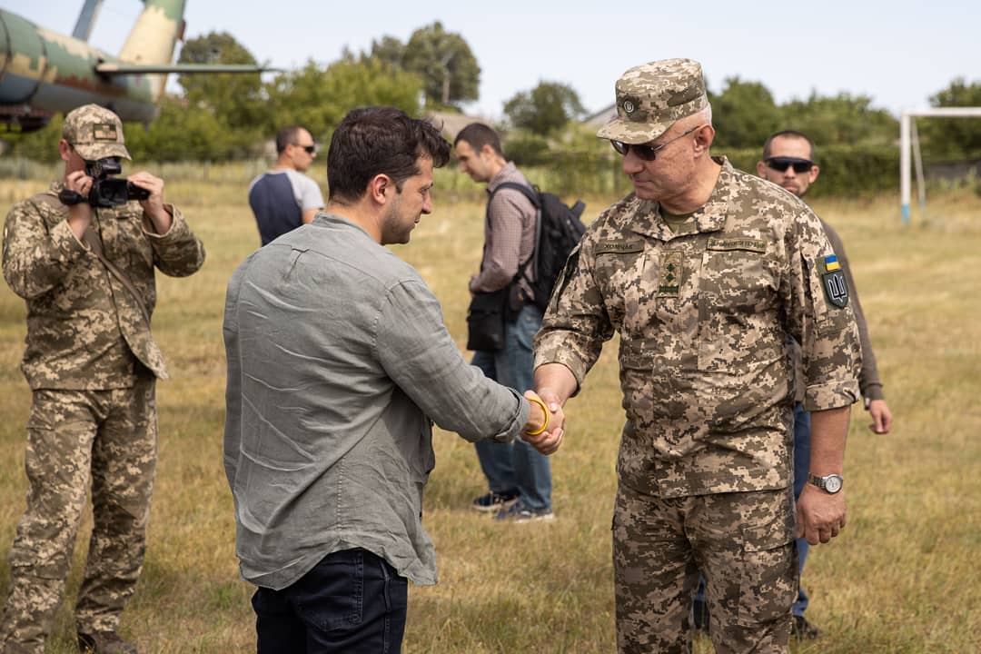 Новая прическа и другой стиль президента Зеленского: что изменилось в его образе