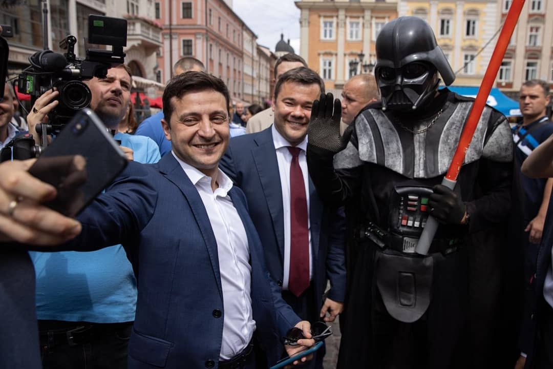 Новая прическа и другой стиль президента Зеленского: что изменилось в его образе