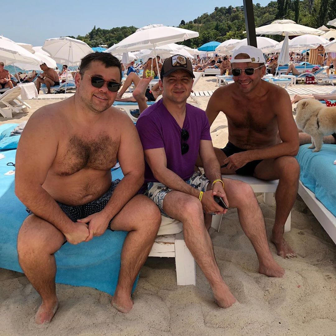 Новая прическа и другой стиль президента Зеленского: что изменилось в его образе