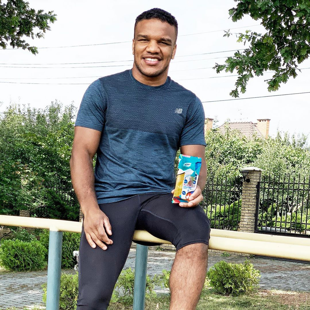 Нардеп от "Слуги народа" начал рекламировать мороженое: сладкие фото