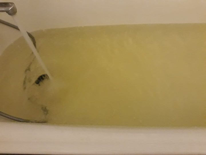 В "Киевводоканале" предложили пить желтую воду из-под крана, которая имеет неприятный запах (фото)