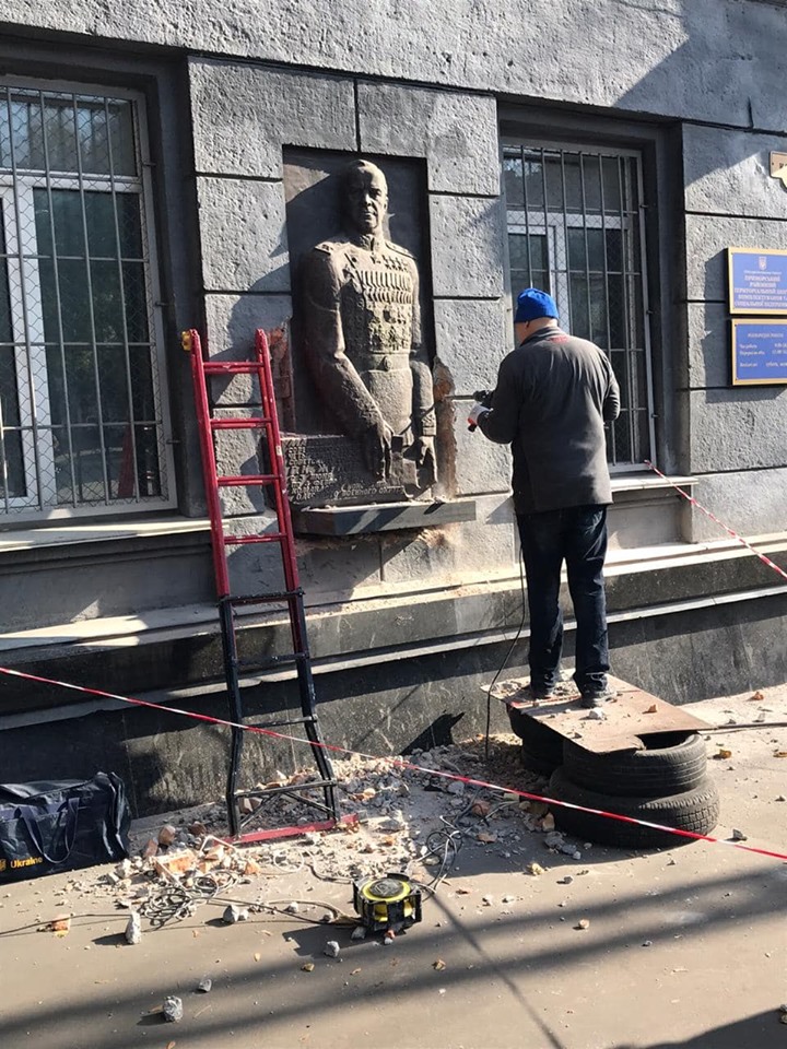 В Одессе снесли маршала Жукова, который ненавидел украинцев (видео)