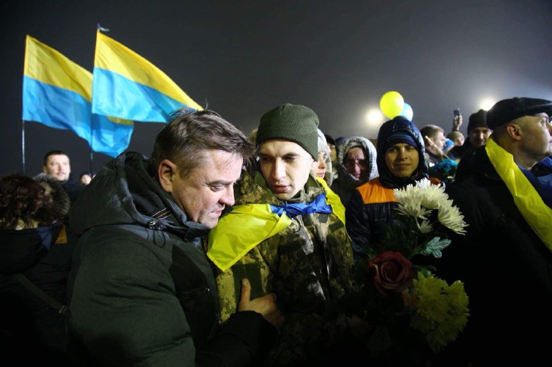 В Киеве встретили освобожденных на Донбассе заложников (фоторепортаж)