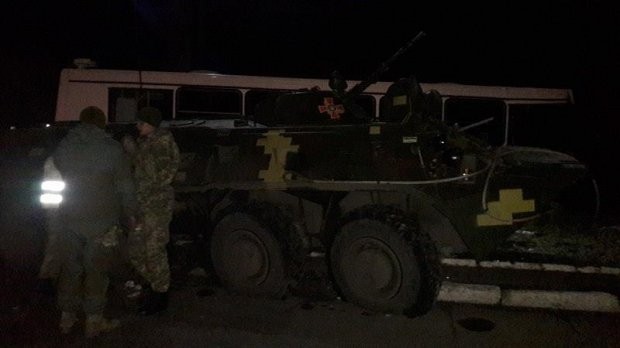 Появились подробности столкновения БТР с автобусом на Донбассе
