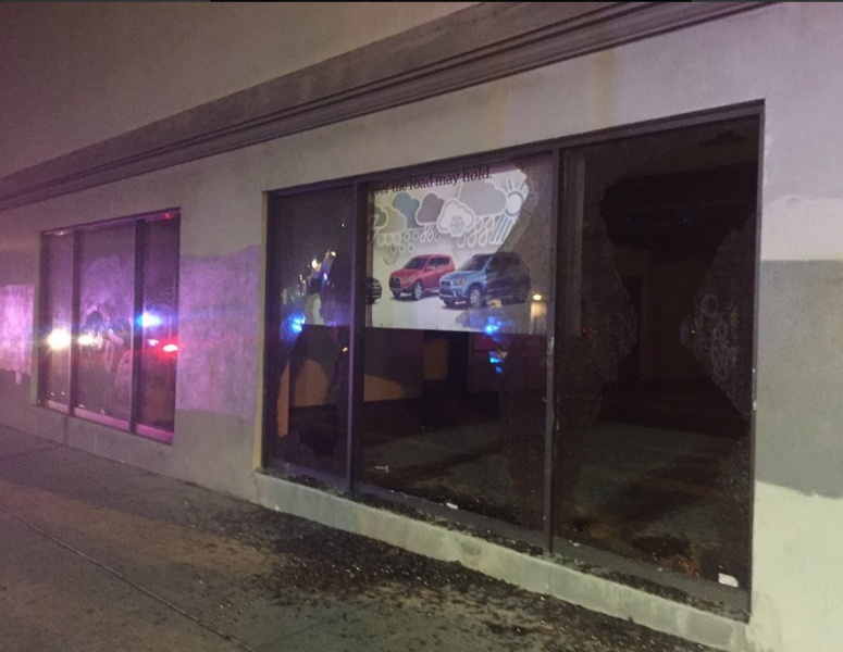 протестующие разбили окна