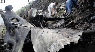 Авіакатастрофа в Пакистані: з'явилися фото та відео з місця аварії