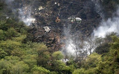 Авіакатастрофа в Пакистані: з'явилися фото та відео з місця аварії