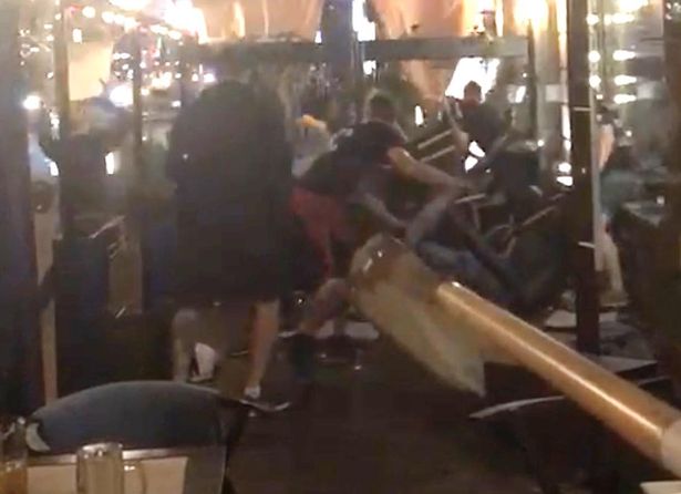 В Киеве на болельщиков "Ливерпуля" напали хулиганы в масках, - Mirror