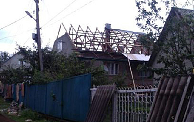 На Закарпатье ураган повредил крыши на сотнях зданий