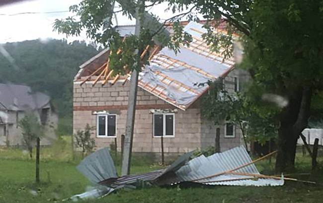 На Закарпатье ураган повредил крыши на сотнях зданий