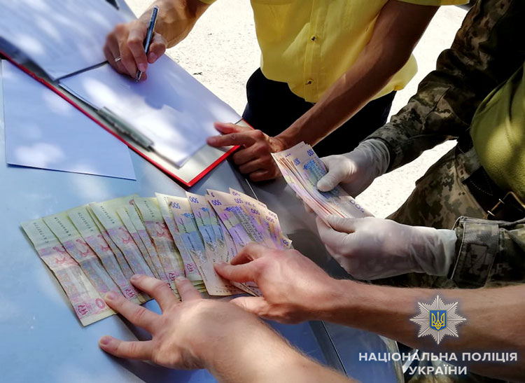 Полиция за три дня задержала на взятках 9 чиновников в 6 областях