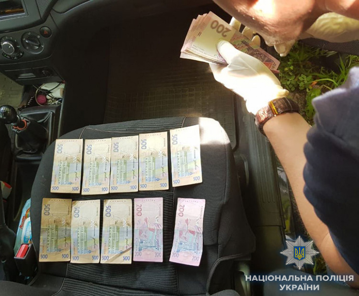 Полиция за три дня задержала на взятках 9 чиновников в 6 областях