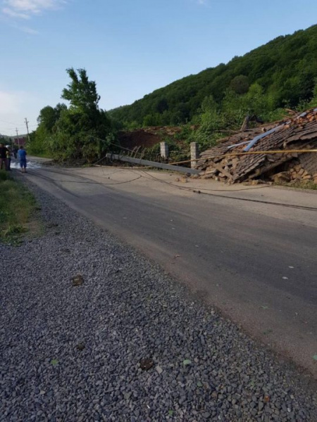 На Закарпатье произошел оползень, повреждены жилые дома