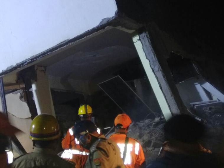 В Индии многоэтажный дом упал на стройплощадку, есть погибшие