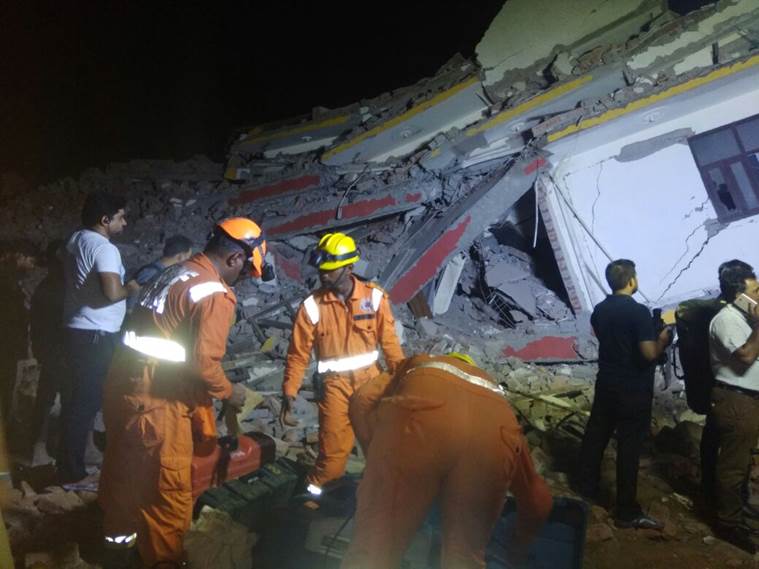 В Индии многоэтажный дом упал на стройплощадку, есть погибшие