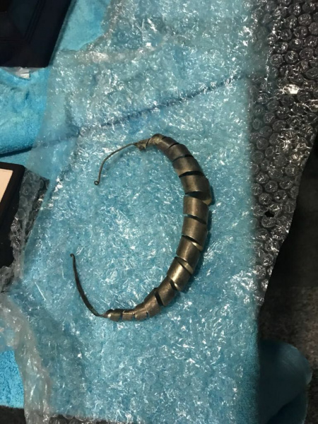 Чоловік намагався вивезти з України до ЄС старовинні прикраси та зброю