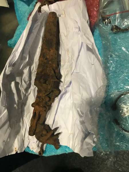 Мужчина пытался вывезти из Украины в ЕС старинные украшения и оружие