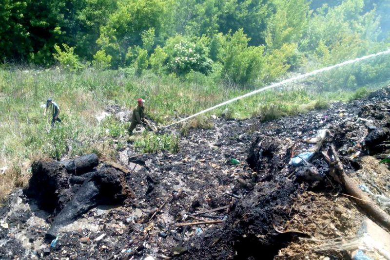 В Полтавской области четвертые сутки горит Лубенская свалка