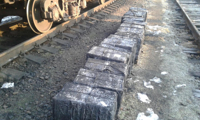 Пограничники обнаружили крупную партию сигарет в руде в вагонах поезда