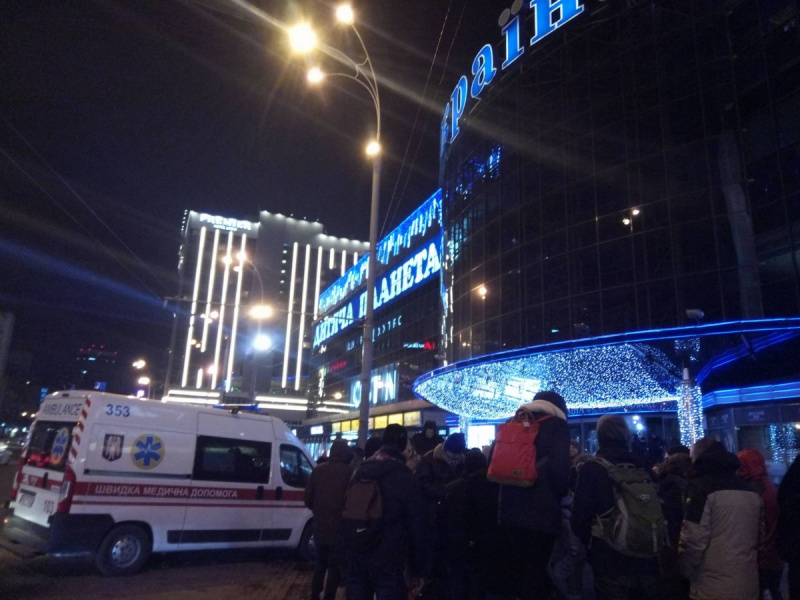 В Киеве проверяют сообщение о минировании ТРЦ "Украина"