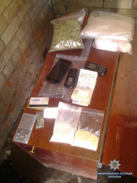 В Чернигове у мужчины изъяли наркотики и оружие на миллион гривен