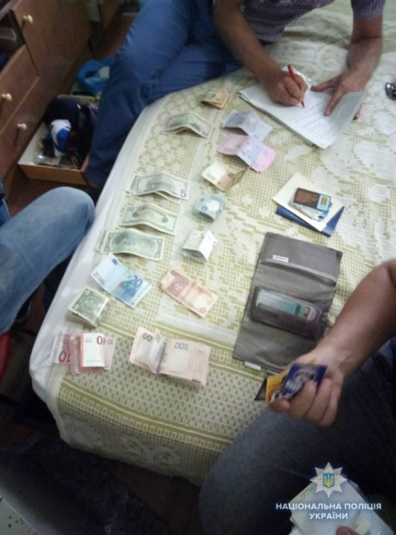 В Чернигове у мужчины изъяли наркотики и оружие на миллион гривен