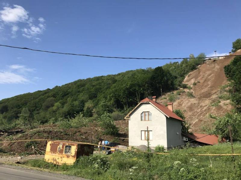 На Закарпатье произошел оползень, повреждены жилые дома