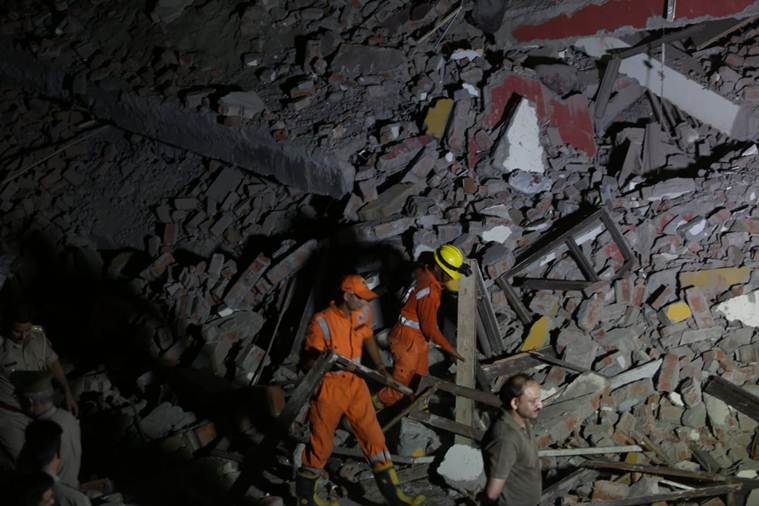 В Индии многоэтажный дом упал на стройплощадку, есть погибшие