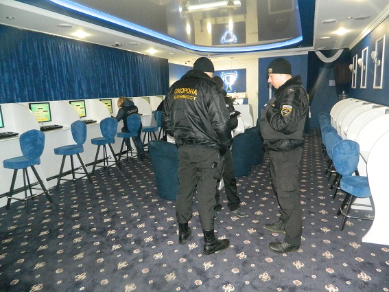 Невідомі в балаклавах пограбували офіс лотереї в Києві