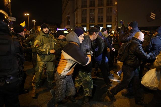 На Майдане произошли столкновения между представителями "Правого сектора" и полицией