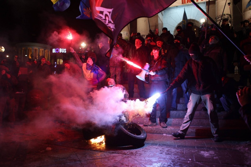 На Майдане произошли столкновения между представителями "Правого сектора" и полицией