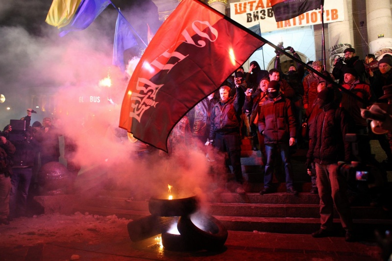 На Майдане произошли столкновения между представителями "Правого сектора" и полицией