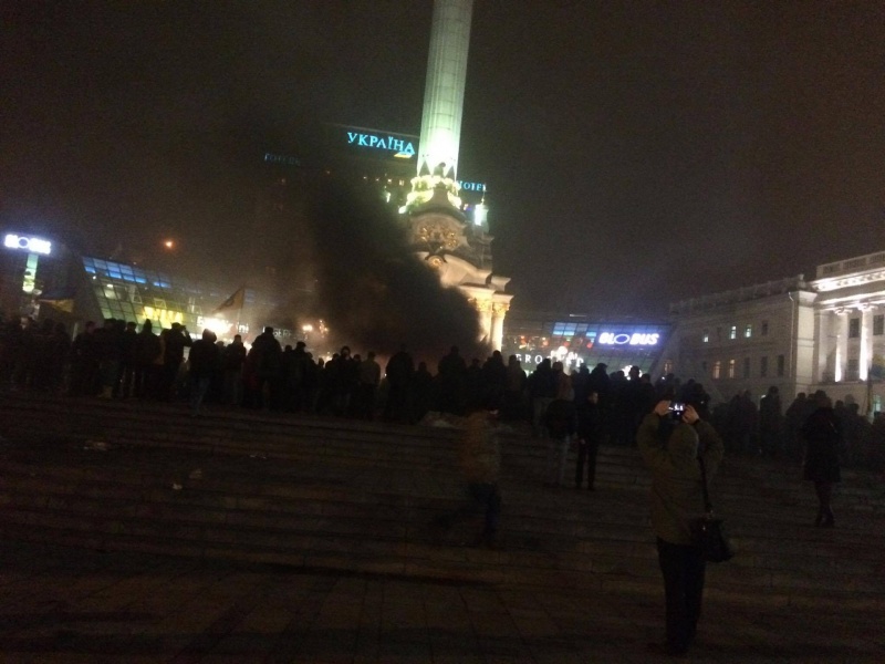 На Майдане произошли столкновения между представителями "Правого сектора" и полицией