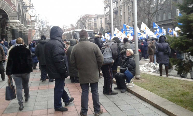 активисты у здания нбу