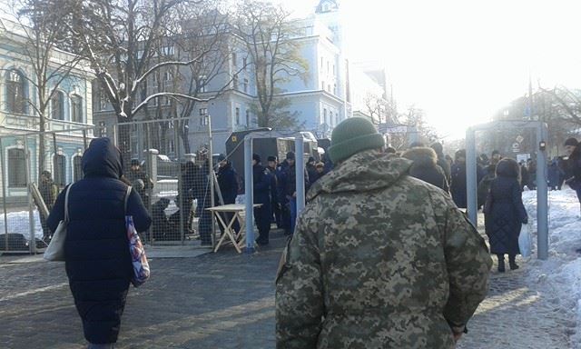 В акции протеста у здания НБУ участвуют порядка 3 тыс. человек, - полиция