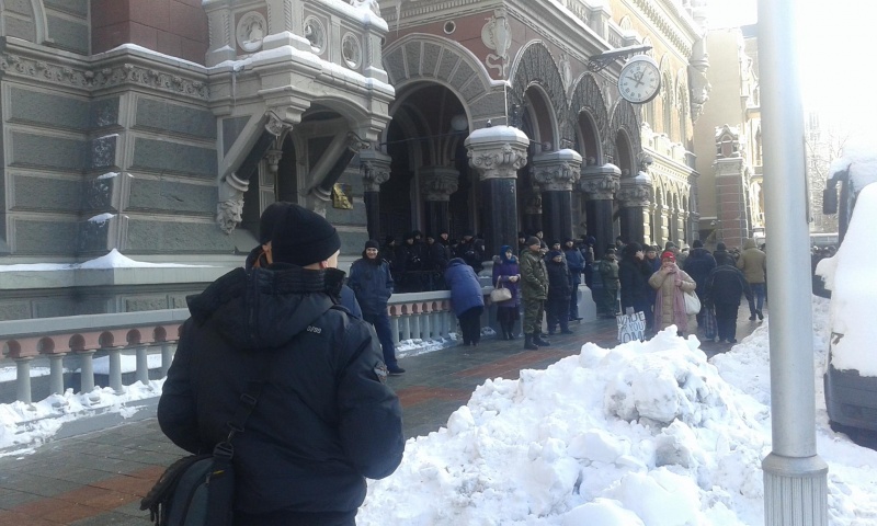 В акции протеста у здания НБУ участвуют порядка 3 тыс. человек, - полиция