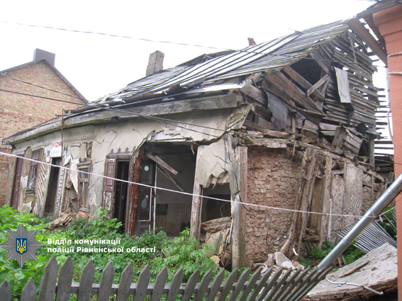 У Рівненській області на пенсіонерку обрушилася частина аварійного будинку