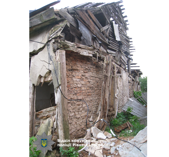 У Рівненській області на пенсіонерку обрушилася частина аварійного будинку