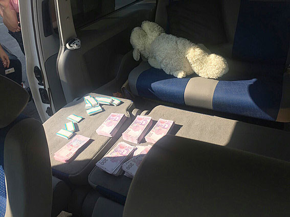 В Запорожье на взятке в 200 тыс. гривен задержали чиновников облэнерго