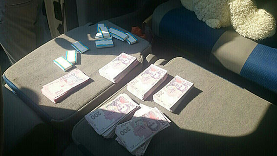 В Запорожье на взятке в 200 тыс. гривен задержали чиновников облэнерго