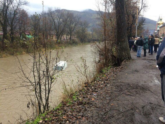 На Закарпатті автомобіль злетів у річку, є постраждалі