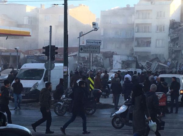 В Стамбуле рухнуло здание, есть жертвы