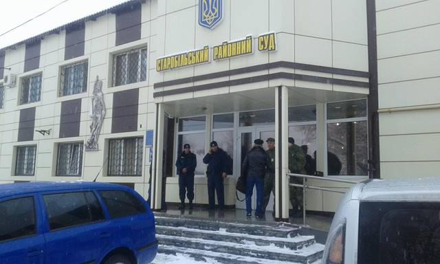 Єфремова доставили в будівлю суду в Старобільську